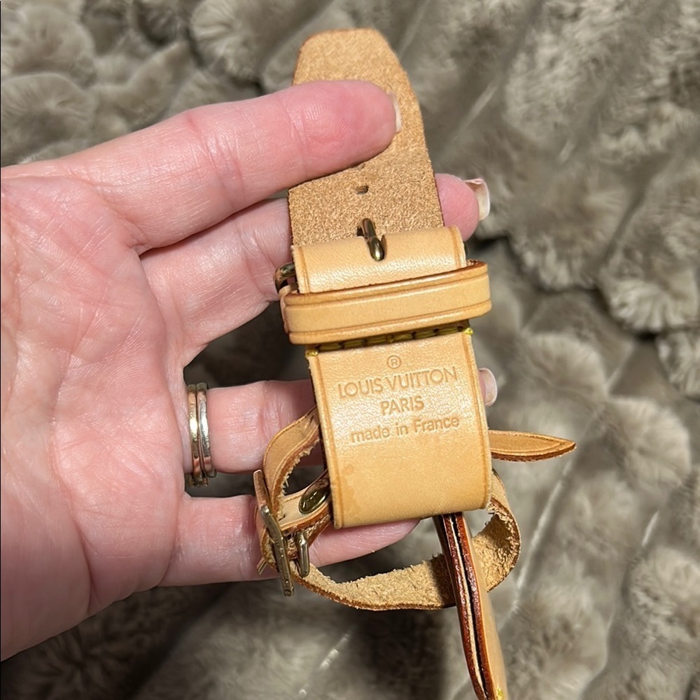 Louis Vuitton Beige Leather Luggage Tag - Picture 4 of 12
